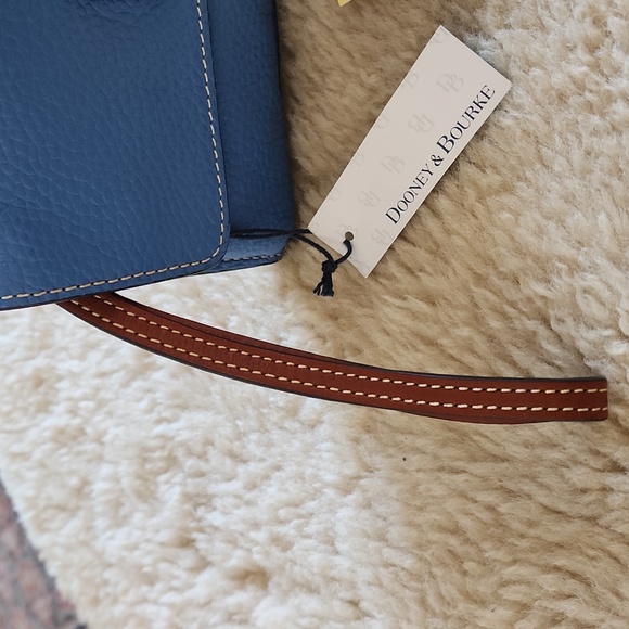 Gorgeous NWT Dooney & Bourke Blue Pebbled Leather Flap Over Wristlet 💙 - Picture 4 of 15